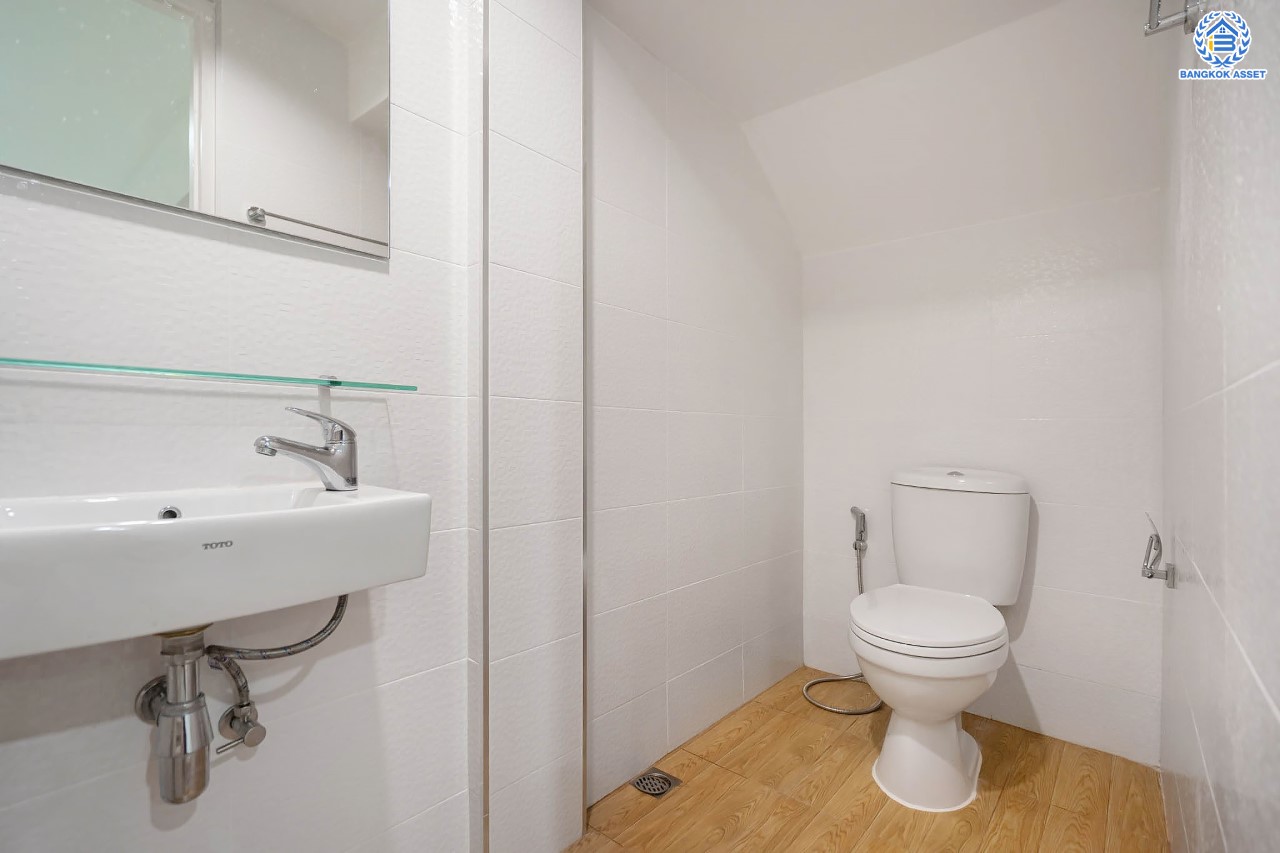 บ้านมือสองตกแต่งใหม่ ม.เศรณี ดอนเมือง-สรงประภา เนื้อที่ 27.7 ตร.ว. ฟังก์ชันจัดเต็ม 4 ห้องนอน 3 ห้องน้ำ จอดรถได้ 1 คัน ตอบโจทย์ครอบครัวใหญ่ มีความเป็นส่วนตัว เดินทางเข้าสู่ใจกลางเมืองได้อย่างสะดวกสบาย ใกล้สนามบินดอนเมือง และทางด่วนศรีสมาน...